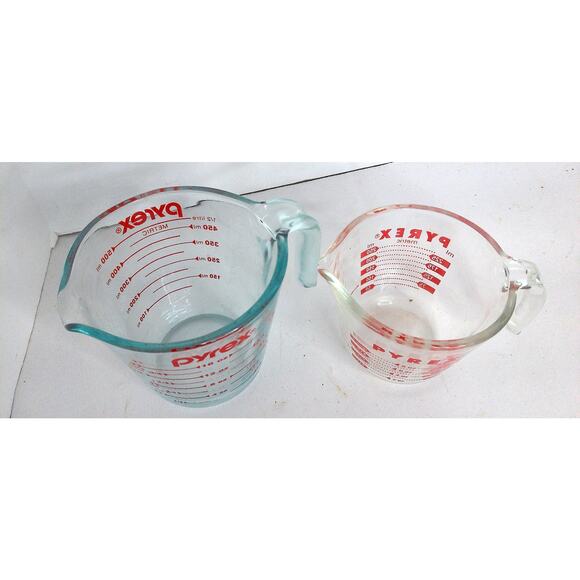 Vintage PYREX Measuring Cups 2 Oz And 8 oz Cup Red Lettering Open Handle SET - Picture 3 of 6